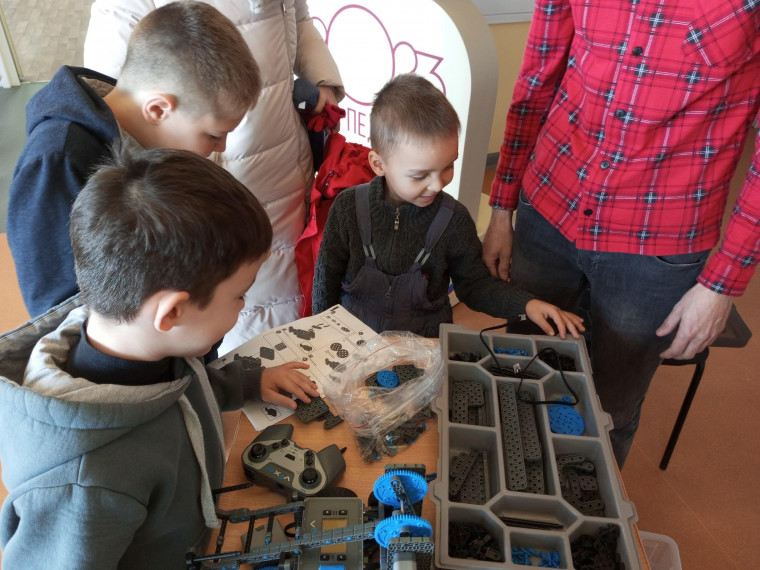 Сегодня на Выставке достижений Старомайнского района педагог нашей школы Бекмирзоев Марат Зокиржонович совместно с ребятами 3-5 классов представил программируемого робота.